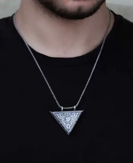 Gümüş Üçgen İçi Açılabilen Gül Muskalık Kolye