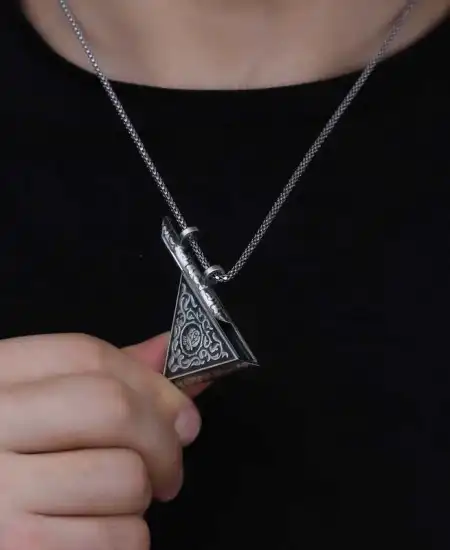 Gümüş Üçgen İçi Açılabilen Gül Muskalık Kolye