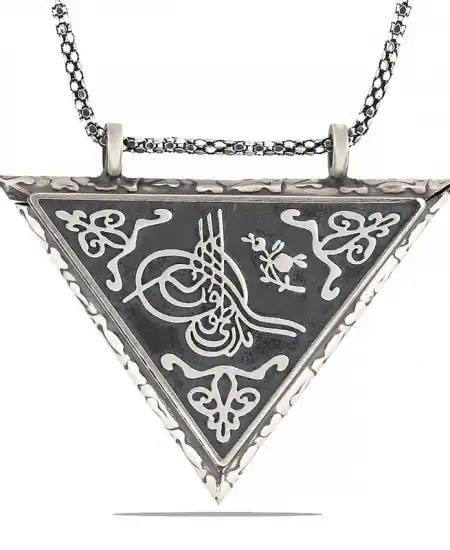 Gümüş Üçgen İçi Açılabilen Tuğra Muskalık Kolye