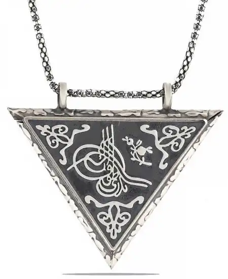 Gümüş Üçgen İçi Açılabilen Tuğra Muskalık Kolye