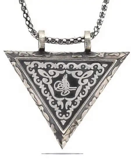 Gümüş Üçgen İçi Açılabilen Tuğra Muskalık Kolye