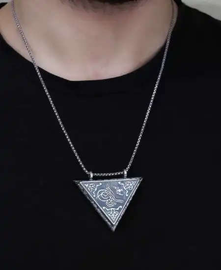 Gümüş Üçgen İçi Açılabilen Tuğra Muskalık Kolye