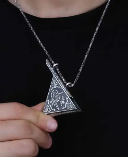 Gümüş Üçgen İçi Açılabilen Tuğra Muskalık Kolye