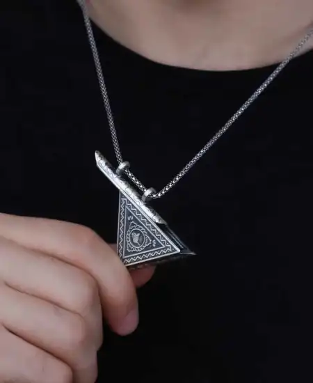 Gümüş Üçgen İçi Açılabilen Tuğra Muskalık Kolye