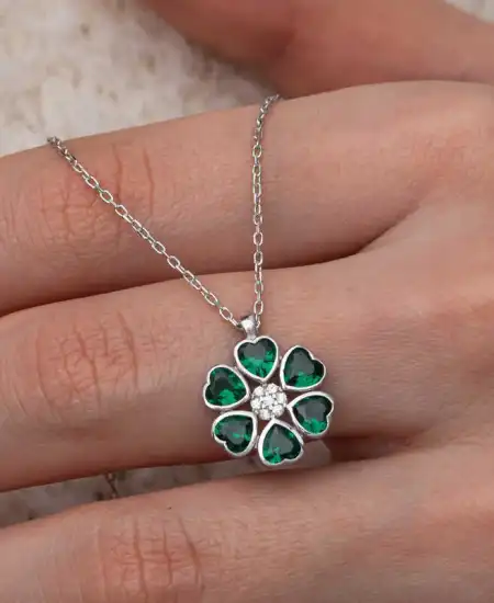 Gümüş Yeşil Kalpli Çiçek Kadın Kolye