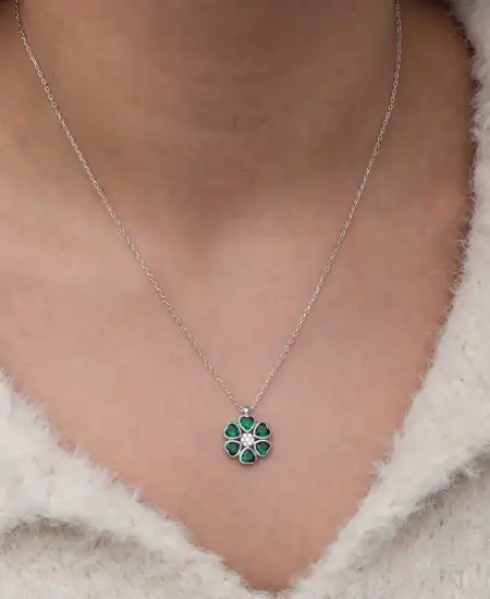 Gümüş Yeşil Kalpli Çiçek Kadın Kolye
