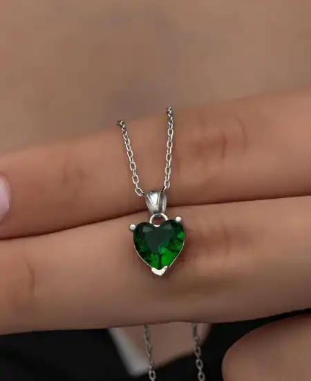 Gümüş Yeşil Taşlı Kalpli Kadın Kolye