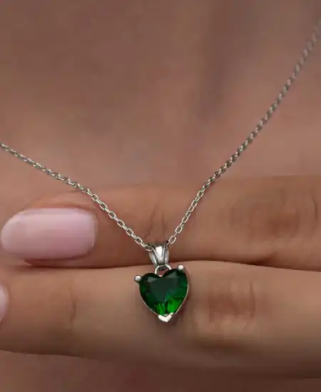 Gümüş Yeşil Taşlı Kalpli Kadın Kolye