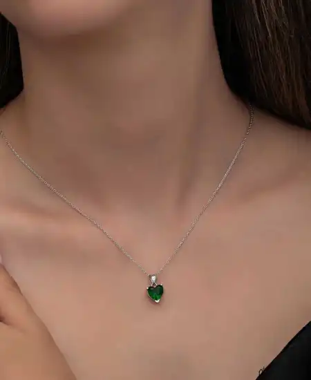 Gümüş Yeşil Taşlı Kalpli Kadın Kolye