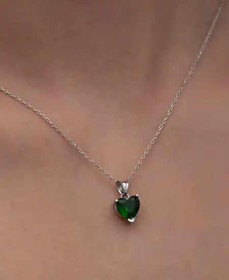 Gümüş Yeşil Taşlı Kalpli Kadın Kolye
