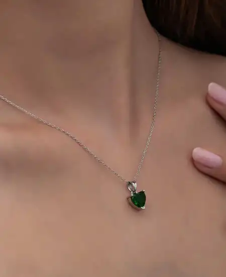 Gümüş Yeşil Taşlı Kalpli Kadın Kolye