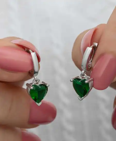 Gümüş Yeşil Taşlı Kalpli Kadın Küpe