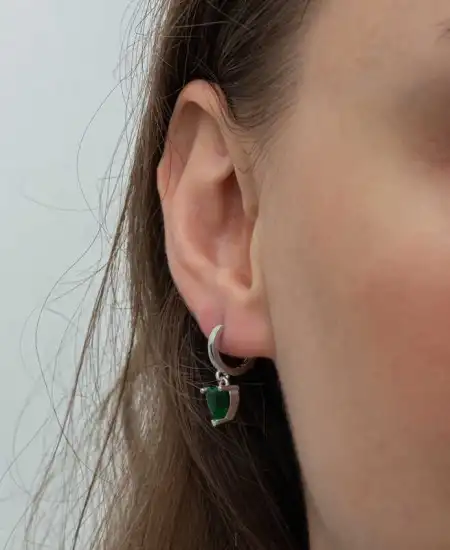 Gümüş Yeşil Taşlı Kalpli Kadın Küpe