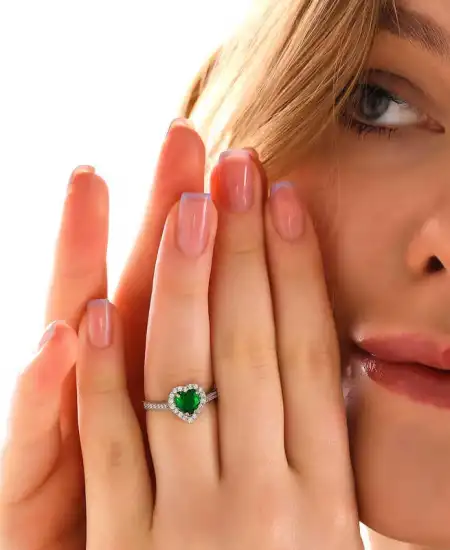 Gümüş Yeşil Taşlı Kalpli Kadın Yüzük