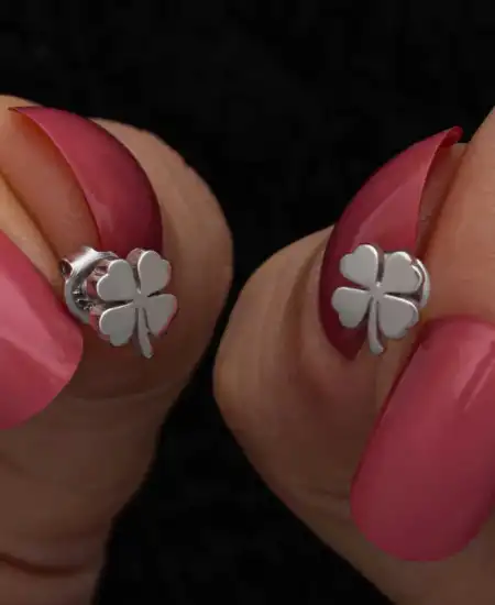 Gümüş Yonca Çivili Kadın Küpe