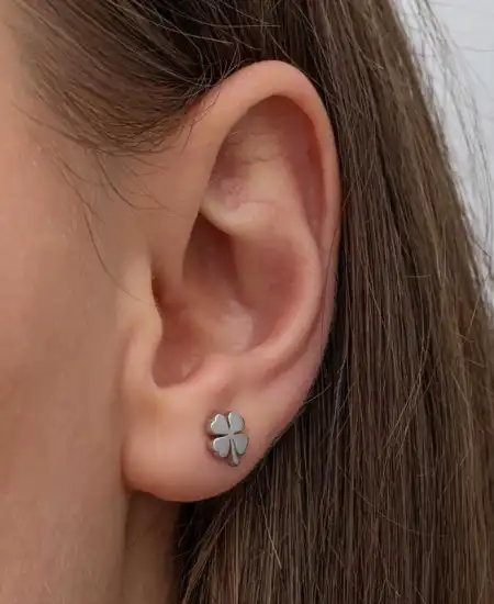 Gümüş Yonca Çivili Kadın Küpe