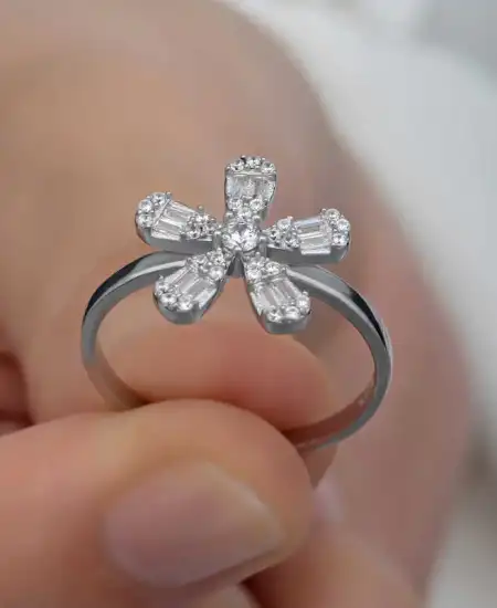 Gümüş Zirkon Taşlı Çiçek Kadın Yüzük