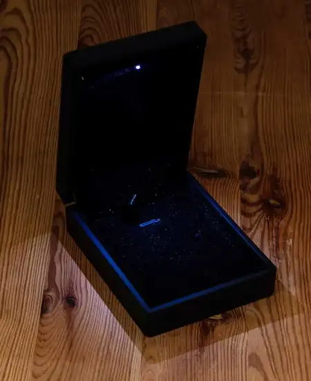 Işıklı Siyah Renk Kolye Kutusu