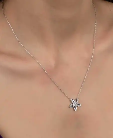 Swarovski Taşlı Gümüş Çiçek Bayan Kolye
