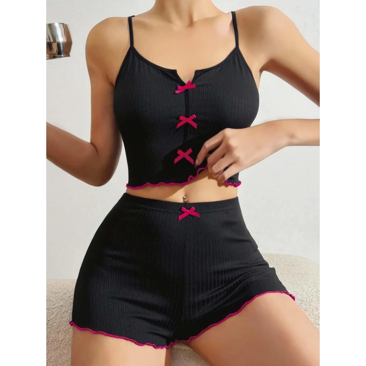 Pamuklu Siyah Üstüne Pembe Kurdelalı Fitilli Askılı Şortlu Pijama Takımı