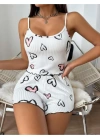 Beyaz Üstüne Kalp Desenli Askılı Şortlu Pijama Takımı