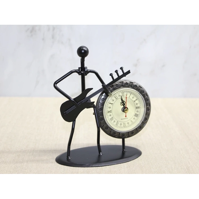 Metal Saatli Gitar Çalan Müzisyen Alk4334