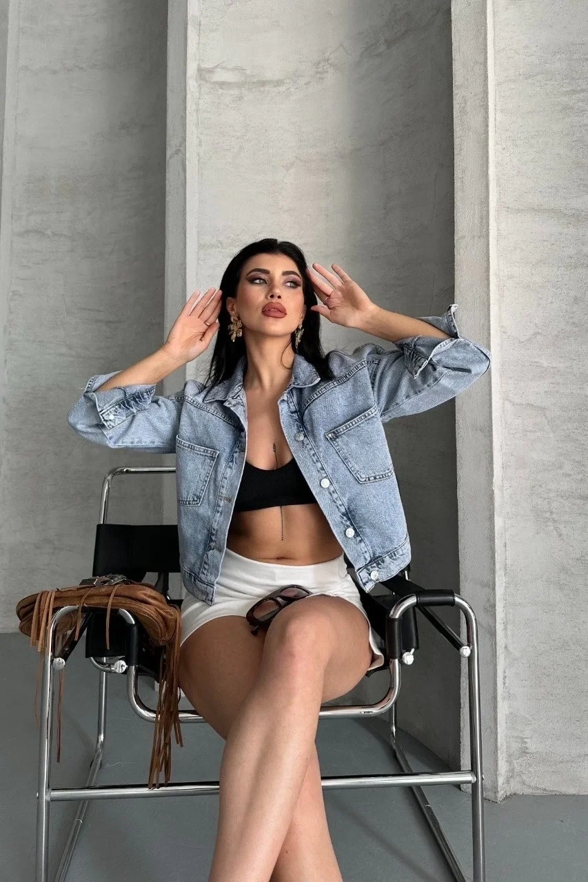 Çift cepli kol katlamalı kar yıkama crop kot ceket buz mavi