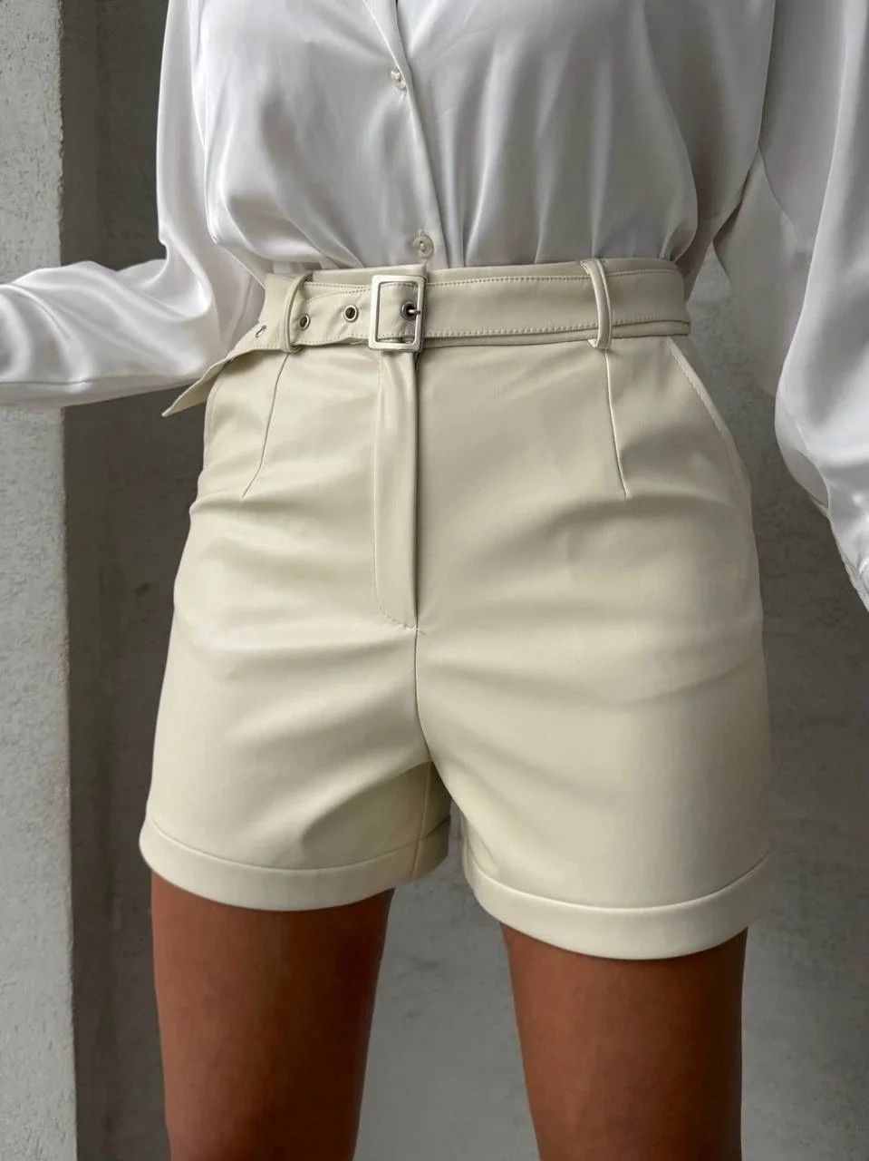 Kemerli deri şort krem h241003