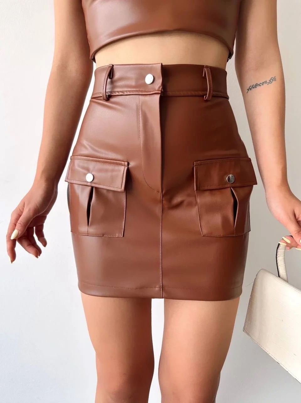 Önden iki cepli deri etek kahve h240040
