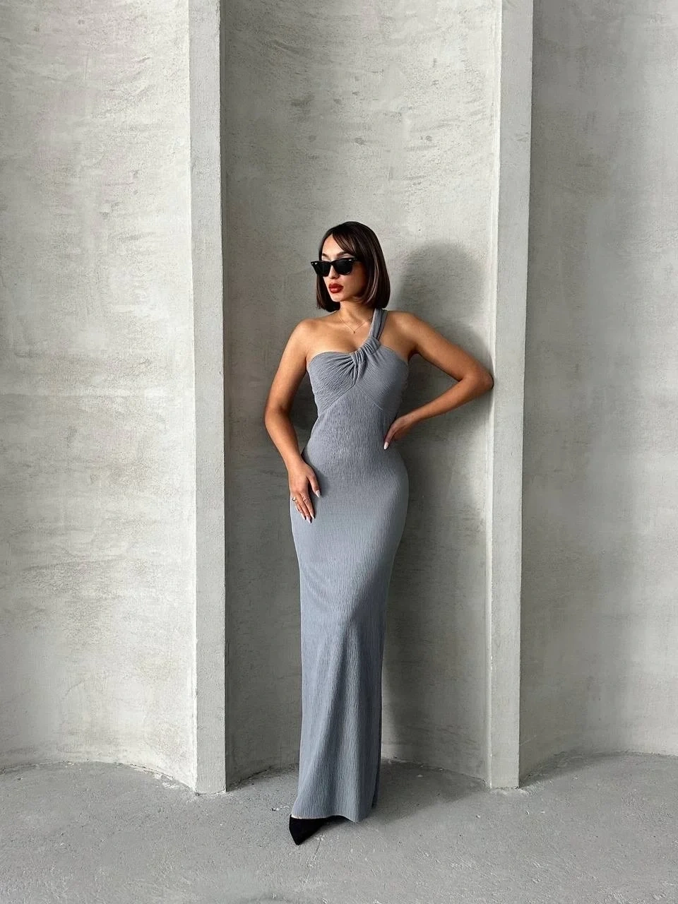 Tek omuz pliseli elbise