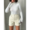 Beli lastikli çıtçıtlı deri şort krem w241007
