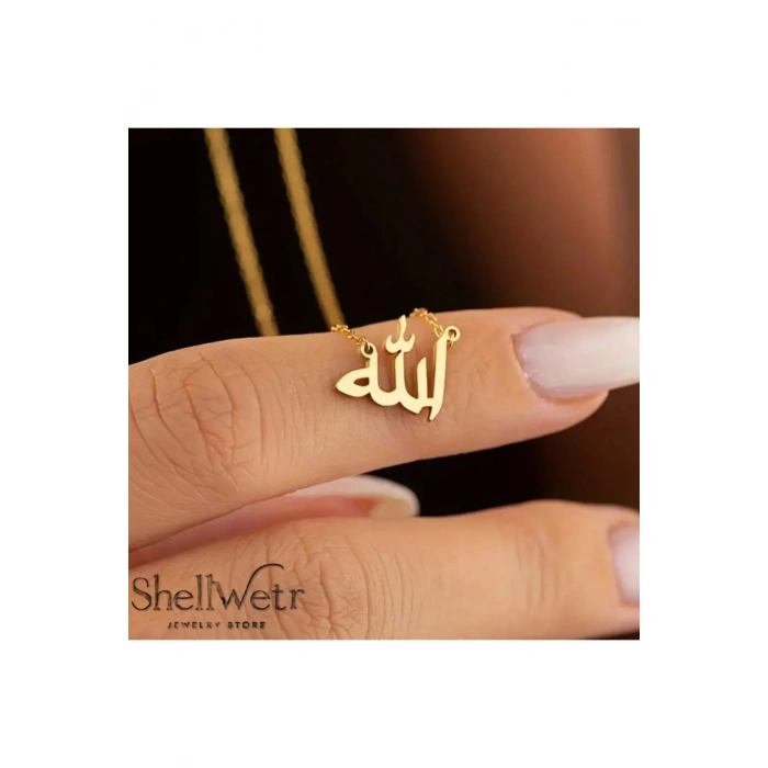 Altın renk “Allah” yazılı kadın kolye, manevi anlam taşır.