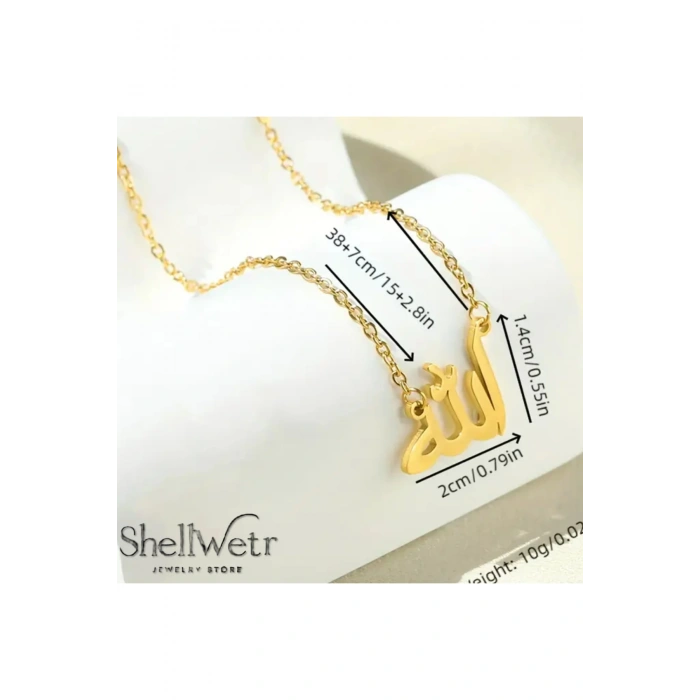 Altın renk “Allah” yazılı kadın kolye, manevi anlam taşır.