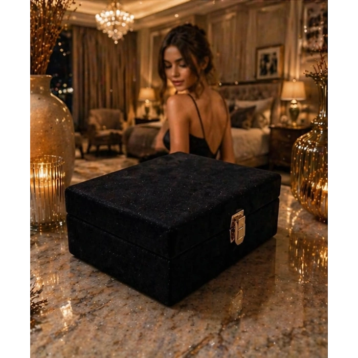 Hilton takı kutusu, şıklığı ve geniş tasarımıyla lüks kumaş kullanılarak üretilmiş bir takı organizeri