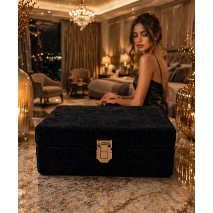 Hilton takı kutusu, şıklığı ve geniş tasarımıyla lüks kumaş kullanılarak üretilmiş bir takı organizeri