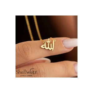 Altın renk “Allah” yazılı kadın kolye, manevi anlam taşır.