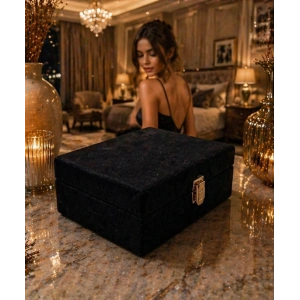 Hilton takı kutusu, şıklığı ve geniş tasarımıyla lüks kumaş kullanılarak üretilmiş bir takı organizeri