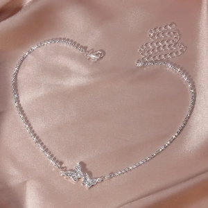 Lalin Su yolu gümüş kaplama kelebek detaylı parlak kolye