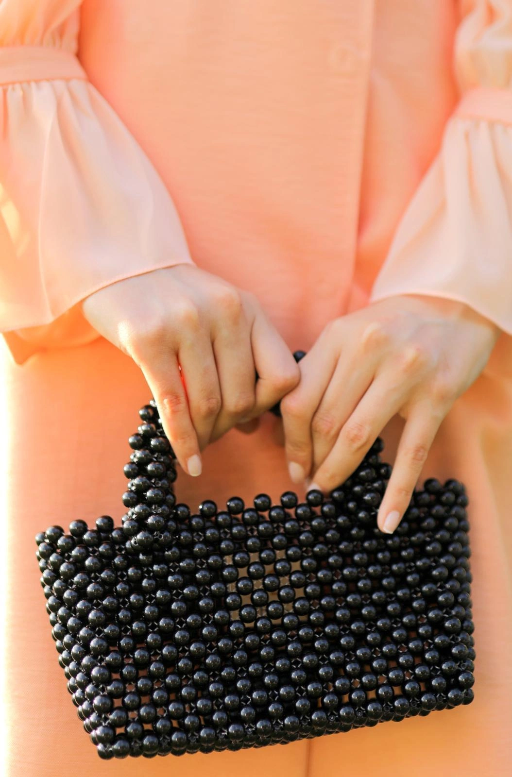 El yapımı incili yuvarlak kol çanta siyah