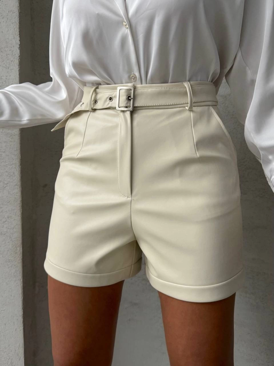 Kemerli deri şort krem h241003