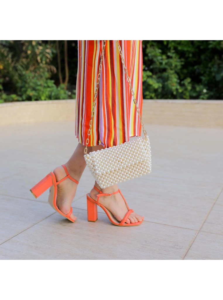 Uzun zincir kollu kapaklı inci çanta beyaz