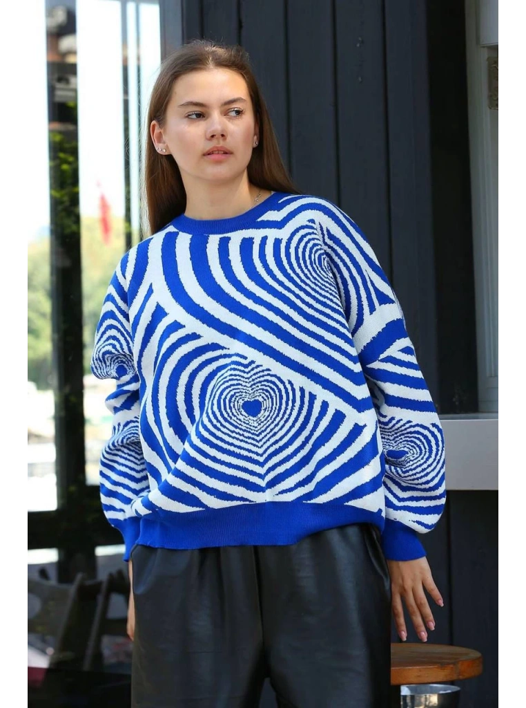 Beyaz kalp çizgili kazak saks mavisi