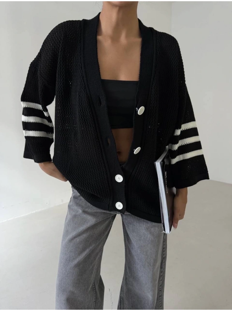 Büyük düğmeli salaş triko hırka siyahbeyaz