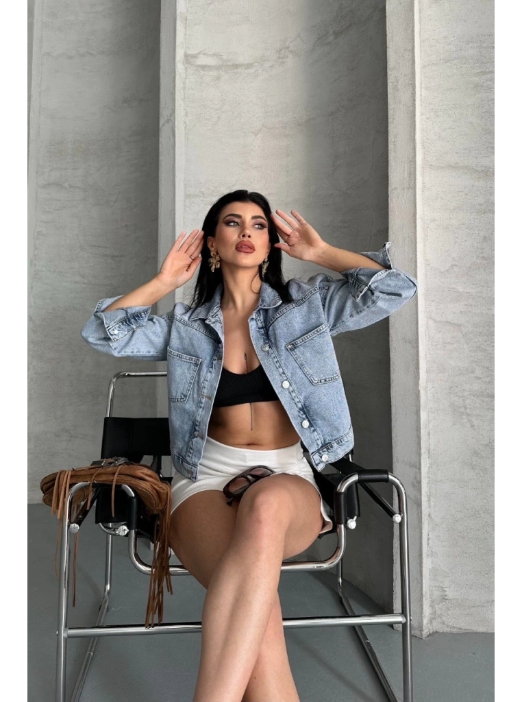 Çift cepli kol katlamalı kar yıkama crop kot ceket buz mavi d2000