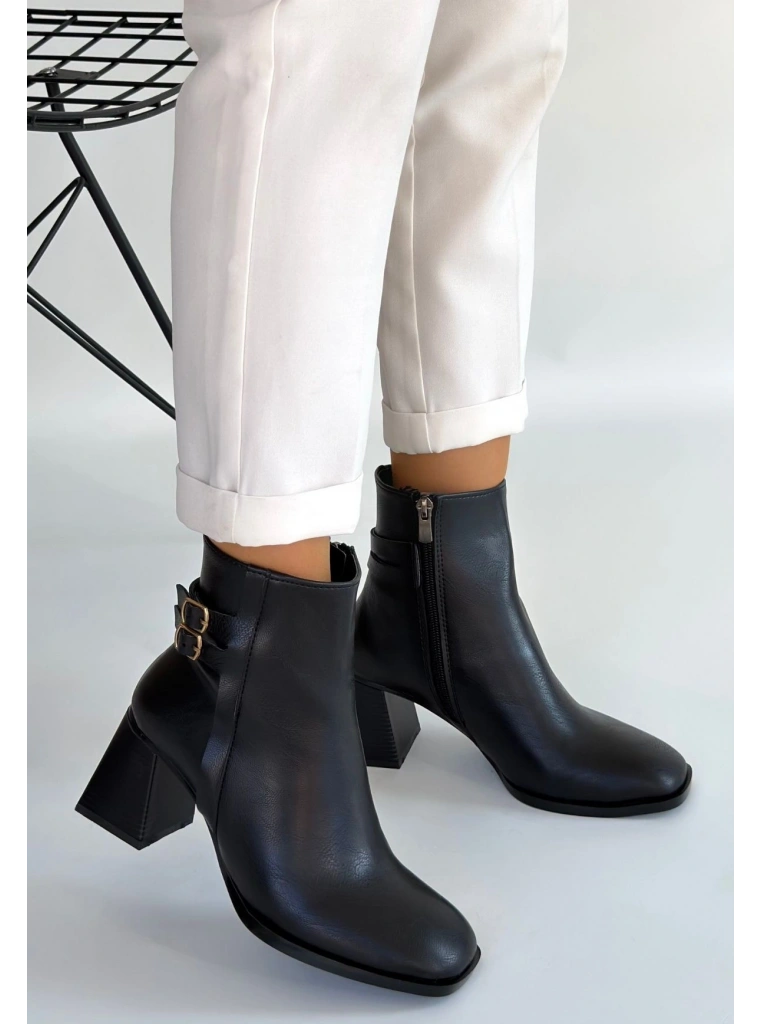 Kanda Siyah Cilt Topuklu Bot