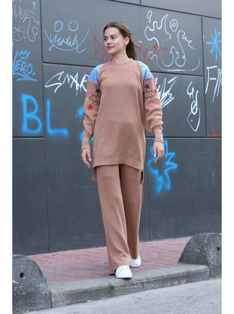 Omuz detaylı kol nakışlı ikili alt üst triko takım vizon