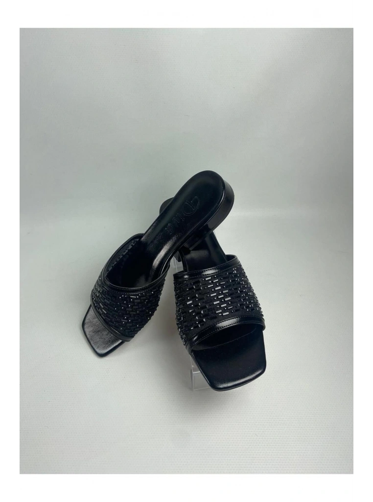 Ortu Siyah Cilt İşlemeli Terlik