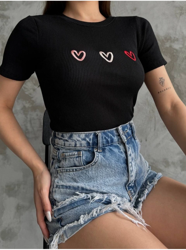 Üçlü kalp nakışlı bluz