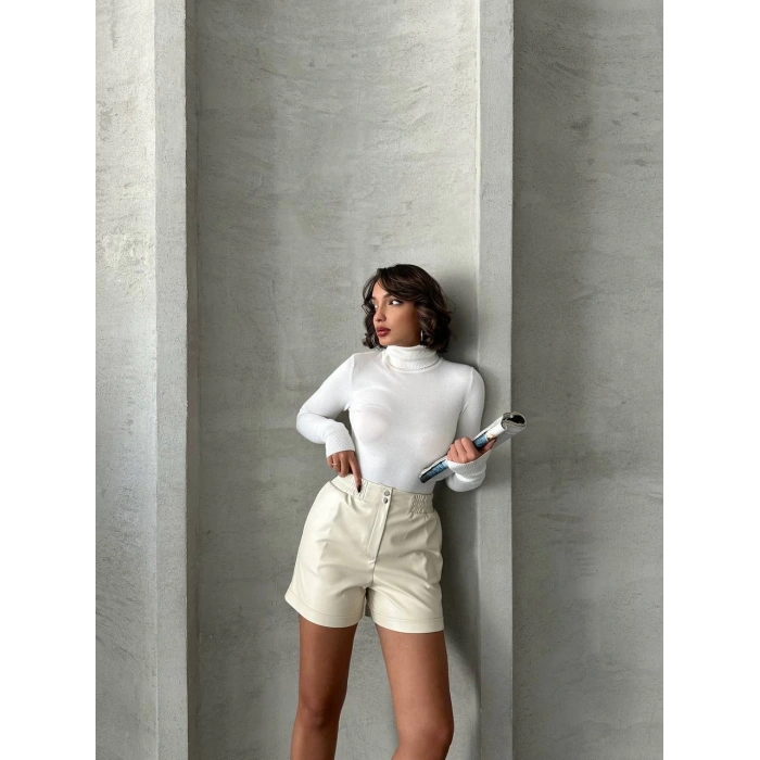 Beli lastikli çıtçıtlı deri şort krem w241007