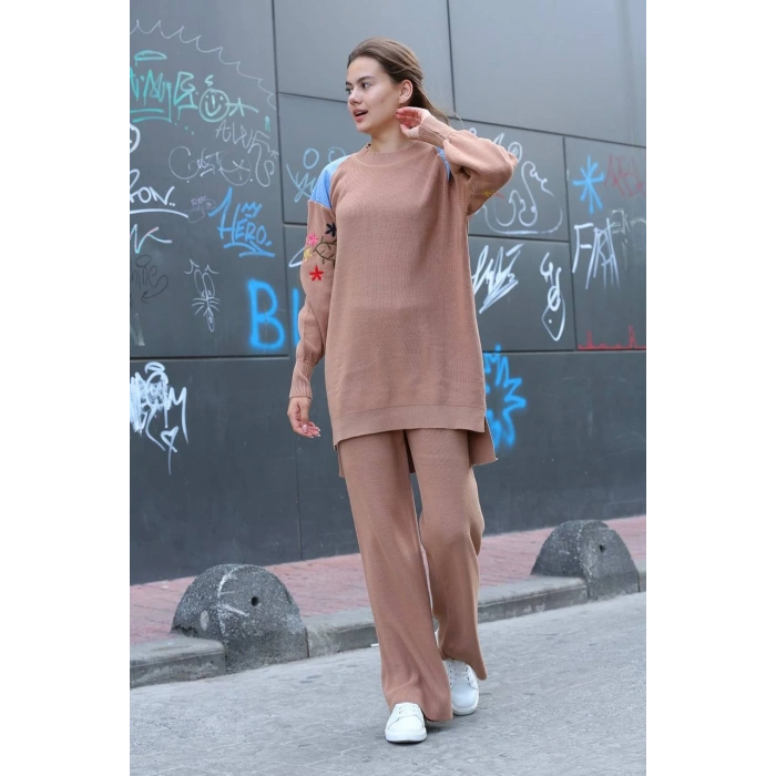 Omuz detaylı kol nakışlı ikili alt üst triko takım vizon